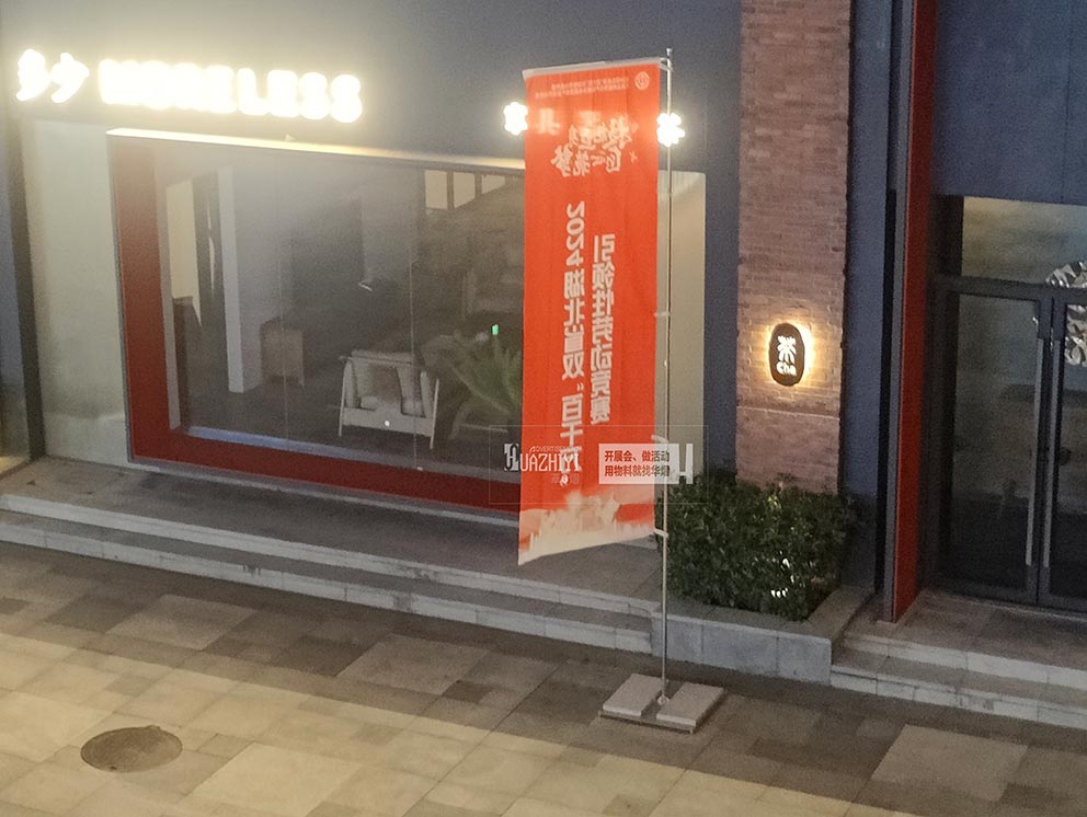 鄭州道旗出租在陽(yáng)光下隨風(fēng)飄動(dòng)，宣傳效果良好