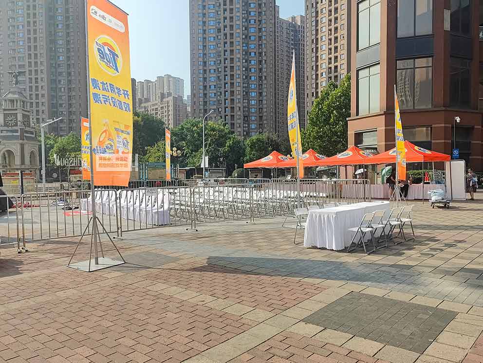 鄭州道旗出租在陽(yáng)光下隨風(fēng)飄動(dòng)，宣傳效果良好