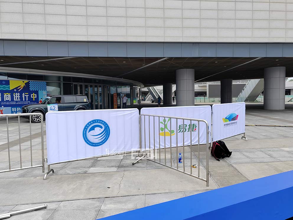 2024中國鄭州新能源汽車?yán)悊觾x式現(xiàn)場使用鄭州鐵馬護(hù)欄租賃