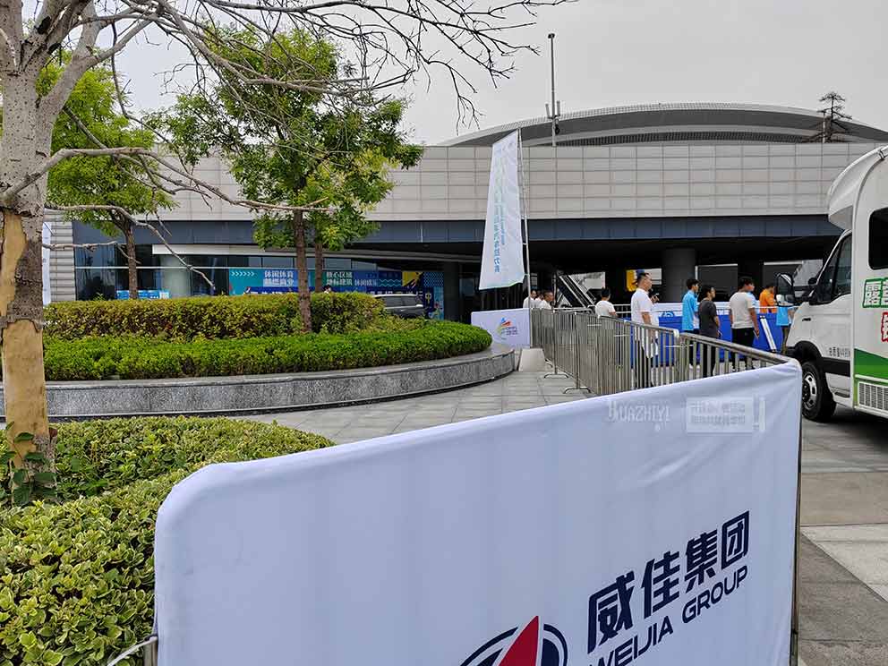 2024中國鄭州新能源汽車?yán)悊觾x式現(xiàn)場使用鄭州鐵馬護(hù)欄租賃