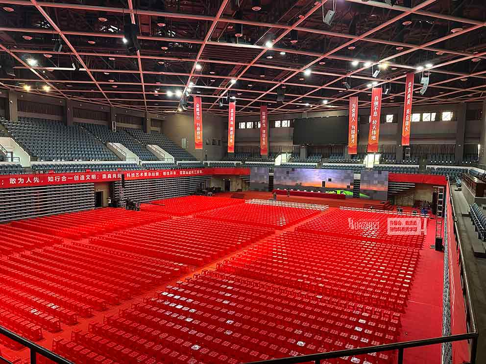 開封桌椅出租公司助力武漢紡織大學(xué)畢業(yè)典禮，提供千把塑料凳