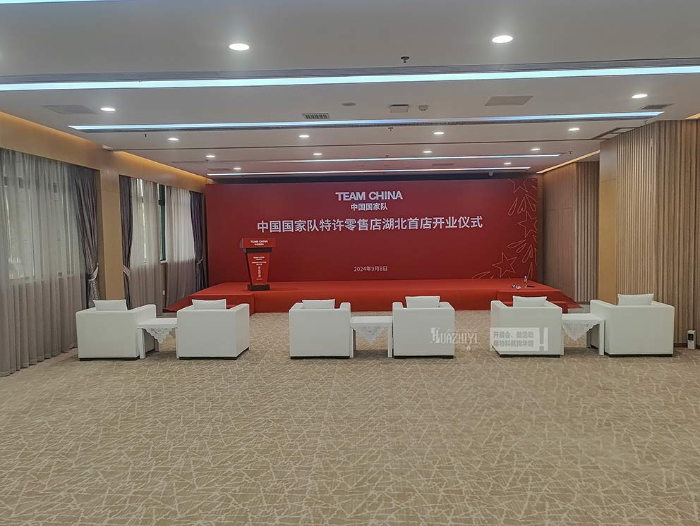 鄭州沙發(fā)出租提供的白色皮質(zhì)沙發(fā)十分高級(jí)簡(jiǎn)約