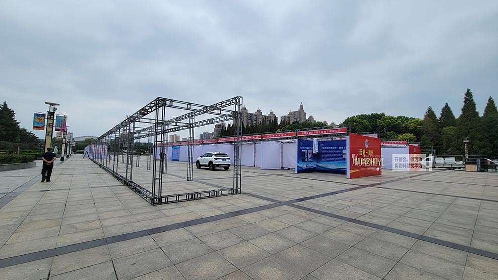 禹州中醫(yī)藥交易會(huì)現(xiàn)場展位桁架由鄭州桁架租賃公司搭建