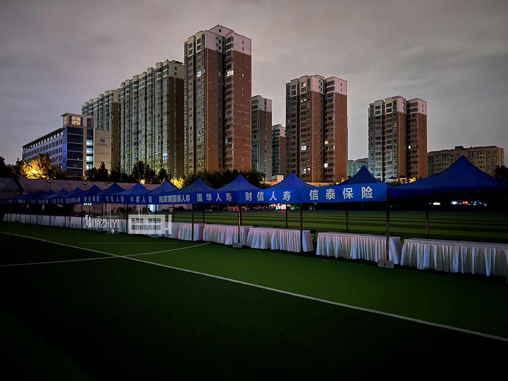 鄭州帳篷出租公司搭建市民公園藍(lán)色簡易帳篷現(xiàn)場