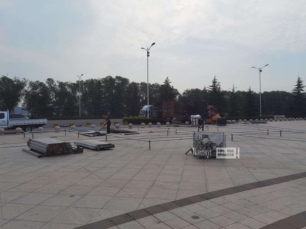 鄭州舞臺(tái)租賃在河津體育中心準(zhǔn)備進(jìn)場搭建舞臺(tái)