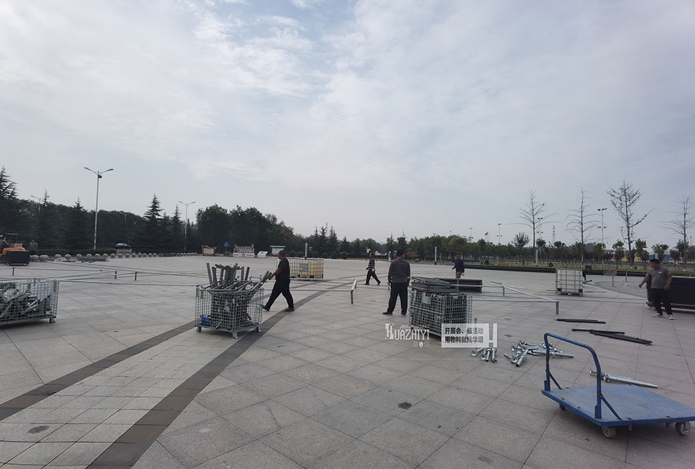 鄭州舞臺(tái)租賃在河津體育中心準(zhǔn)備進(jìn)場搭建舞臺(tái)
