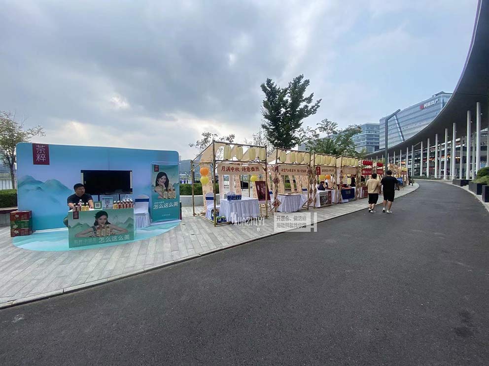 鄭州桌椅出租在金融島戶外集市提供數(shù)套長(zhǎng)條桌貴賓椅