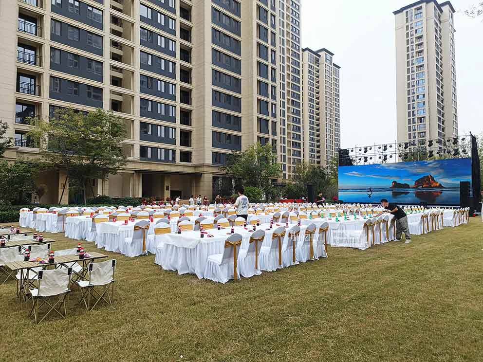 鄭州桌椅出租公司布置室外晚宴活動，金色腰封十分貴氣