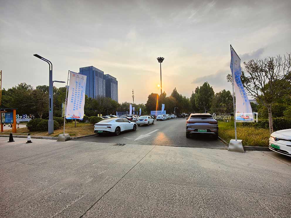 鄭州華熠道旗出租張貼畫面做到了良好的宣傳作用