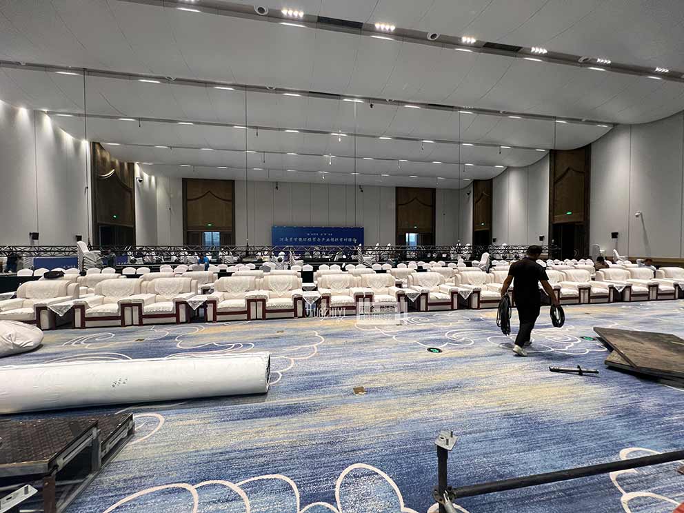 鄭州沙發(fā)出租布置會議內(nèi)場中南海布藝沙發(fā)