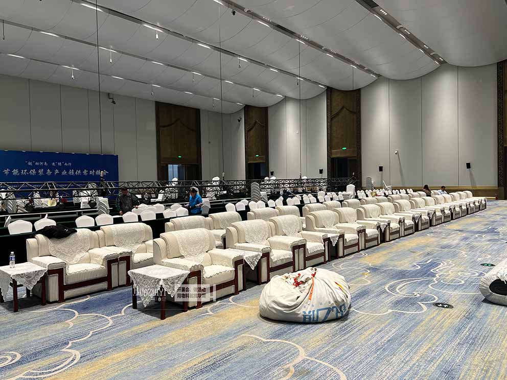 鄭州沙發(fā)出租布置會議內(nèi)場中南海布藝沙發(fā)