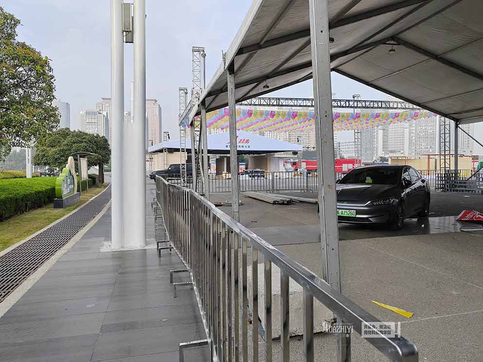 鄭州鐵馬租賃提供布置了新款不銹鋼方管鐵馬護(hù)欄