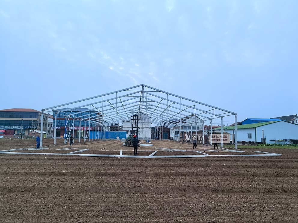 鄭州篷房租賃正在起架搭建喜宴婚慶篷房