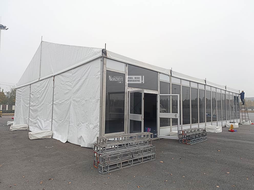 鄭州篷房搭建的玻璃篷房用作汽車臨時展廳很合適