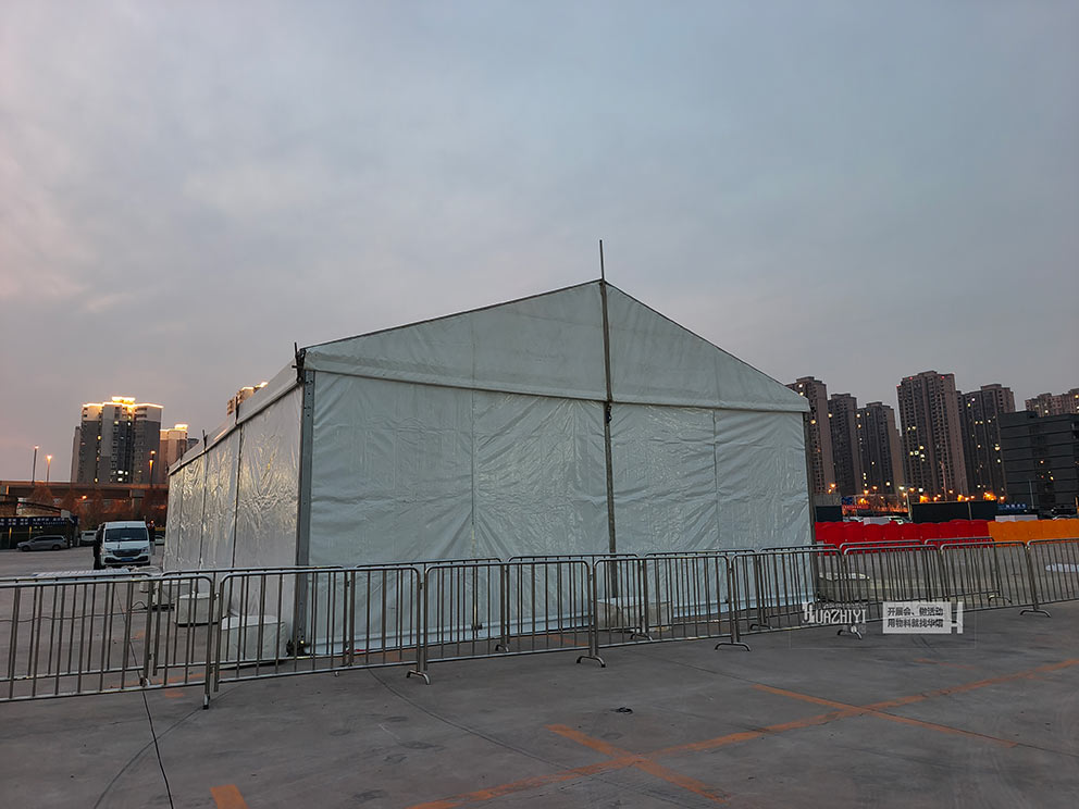 試駕會現(xiàn)場的鐵馬護(hù)欄租賃由鄭州華熠公司布置