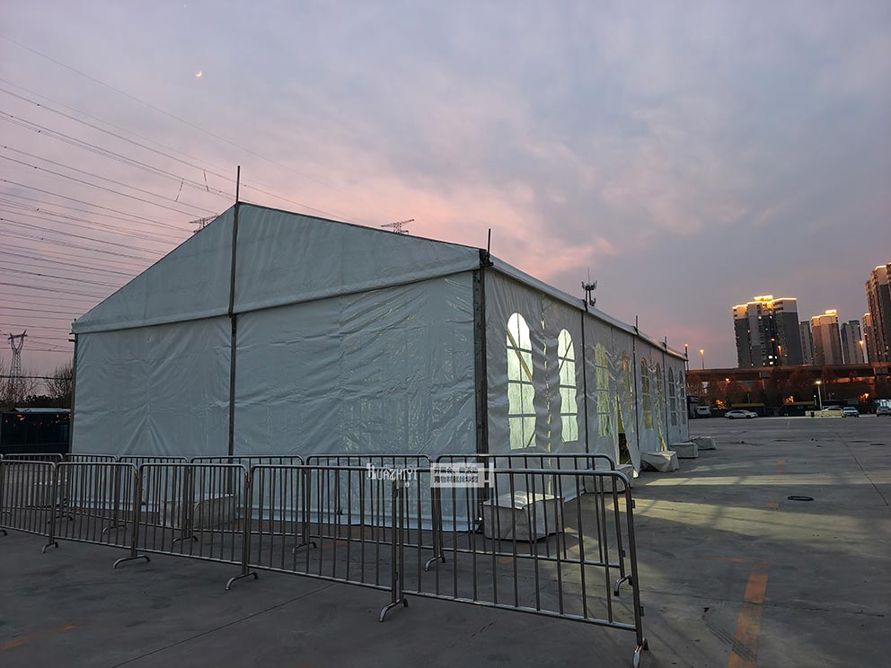 試駕會現(xiàn)場的鐵馬護(hù)欄租賃由鄭州華熠公司布置