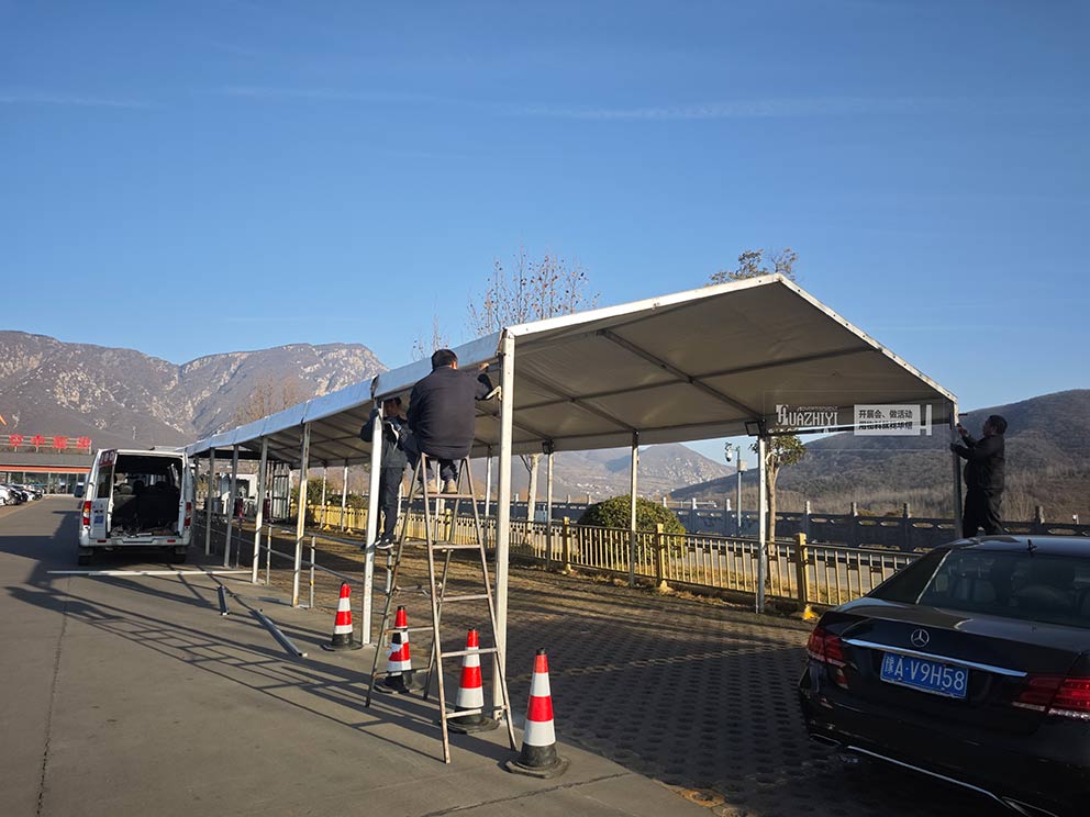 鄭州篷房租賃提前為景區(qū)入口搭建春節(jié)排隊安檢篷房