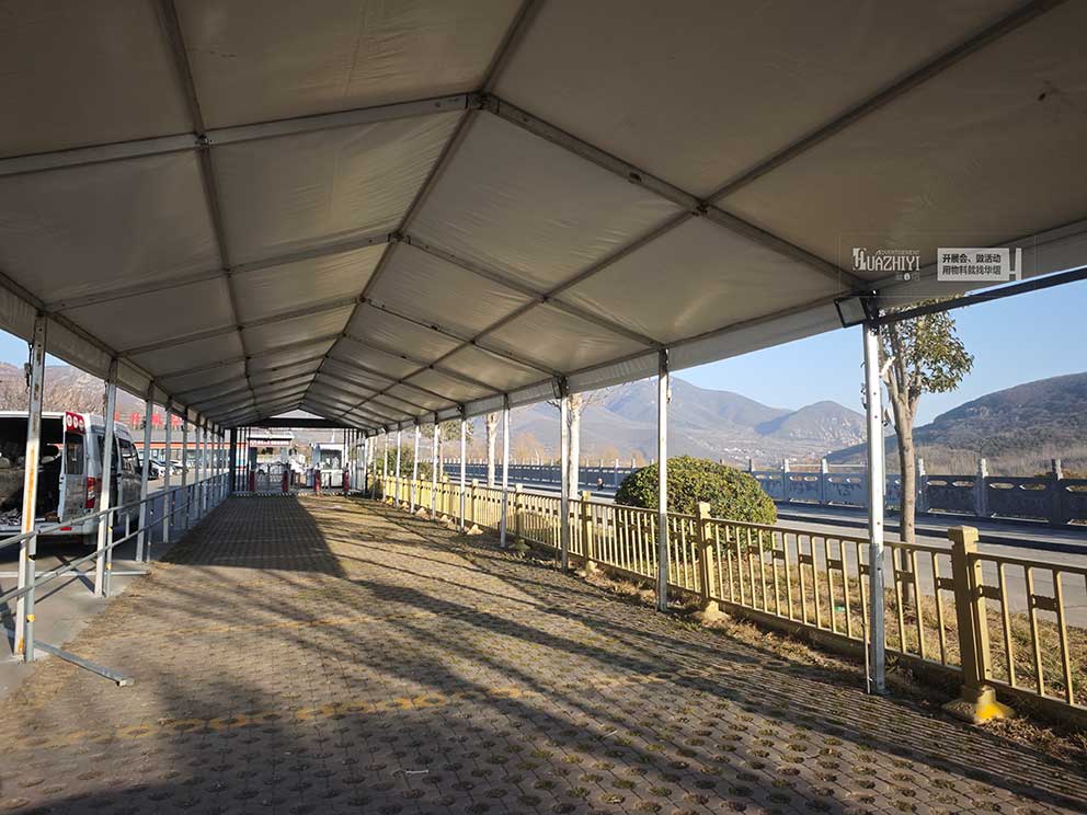 鄭州篷房租賃提前為景區(qū)入口搭建春節(jié)排隊安檢篷房