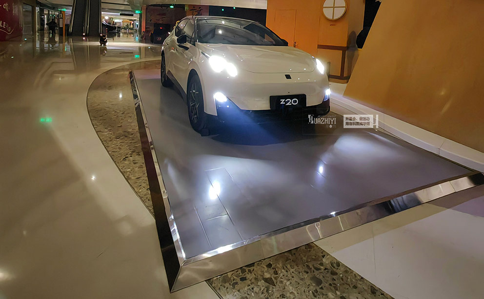 華熠地臺(tái)租賃鋪設(shè)萬象城領(lǐng)克新能源車展現(xiàn)場