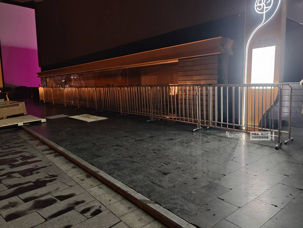 華熠鐵馬護(hù)欄租賃助力武漢SKP情人節(jié)活動(dòng)護(hù)欄布置