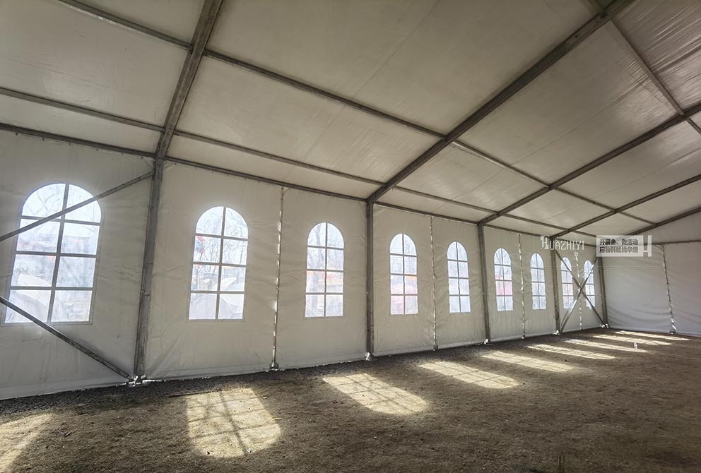 露營新領(lǐng)地現(xiàn)場搭建了一座純凈潔白的大型篷房