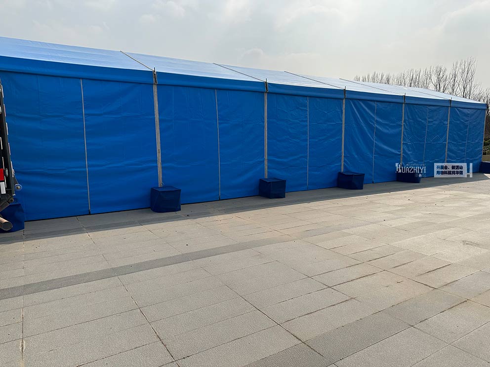 華熠篷房租賃搭建一座嶄新的藍(lán)色篷房