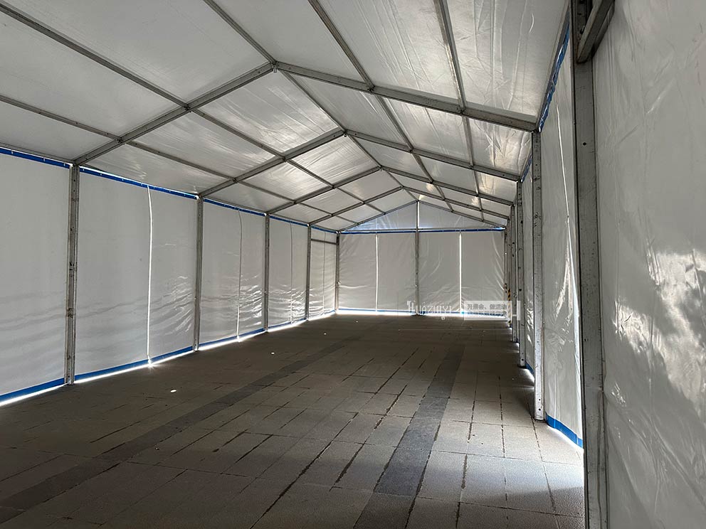 華熠篷房租賃搭建一座嶄新的藍(lán)色篷房