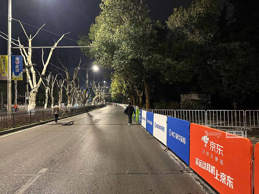 華熠物料租賃公司助力2025武漢馬拉松賽事布置鐵馬護欄