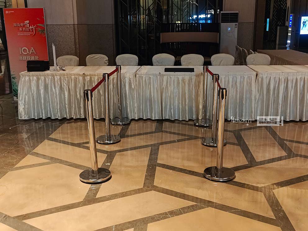 華熠隔離帶出租提供一米線和禮賓柱租賃服務(wù)