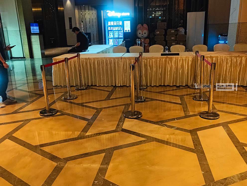 華熠隔離帶出租提供一米線和禮賓柱租賃服務(wù)