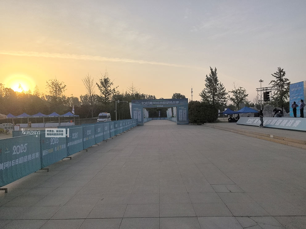 華熠鐵馬護(hù)欄租賃負(fù)責(zé)沿途賽道護(hù)欄擺放服務(wù)