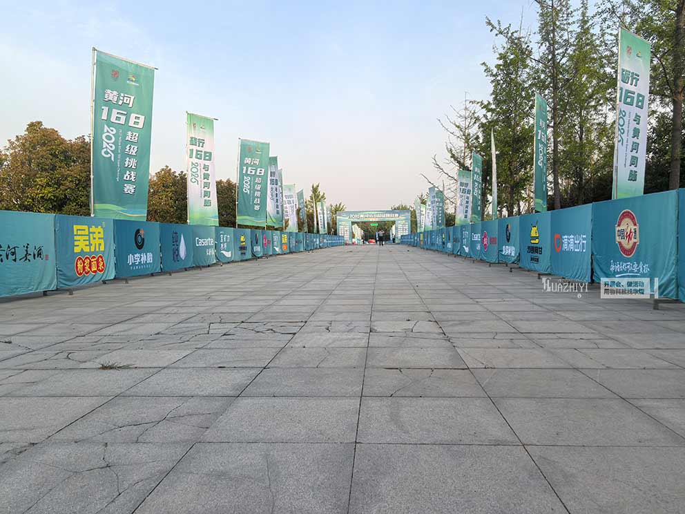 華熠鐵馬護(hù)欄租賃負(fù)責(zé)沿途賽道護(hù)欄擺放服務(wù)