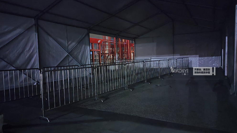 華熠鐵馬護(hù)欄租賃公司提供布置會(huì)展中心安檢處防爆欄