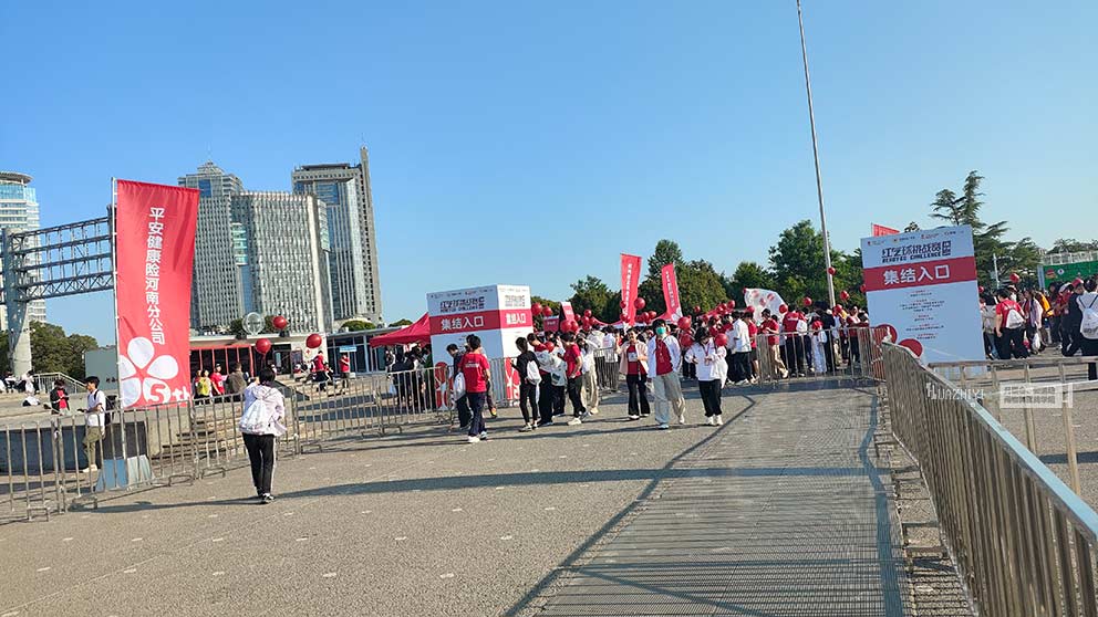 華熠鐵馬護(hù)欄租賃公司布置如意湖氣球挑戰(zhàn)賽現(xiàn)場(chǎng)