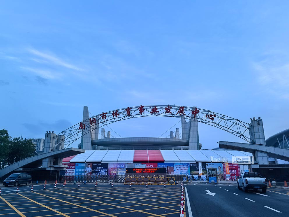 華熠展銷會(huì)篷房租賃在南陽第一體育中心施工搭建