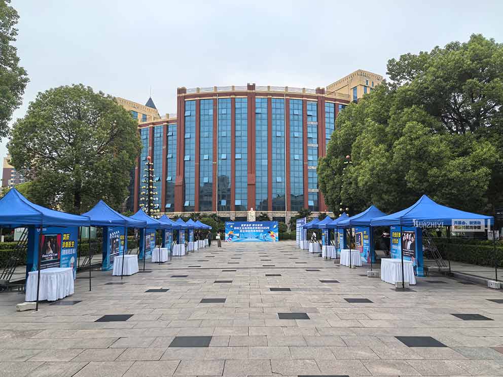 華熠物料租賃公司布置鄭州工業(yè)應(yīng)用技術(shù)學(xué)院招聘會(huì)現(xiàn)場(chǎng)