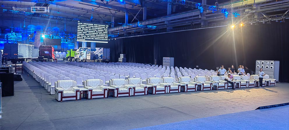 宇通重工布藝沙發(fā)貴賓椅，由鄭州桌椅沙發(fā)租賃進(jìn)行布場(chǎng)