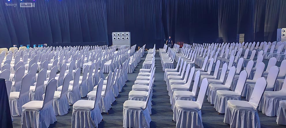 宇通重工布藝沙發(fā)貴賓椅，由鄭州桌椅沙發(fā)租賃進(jìn)行布場(chǎng)