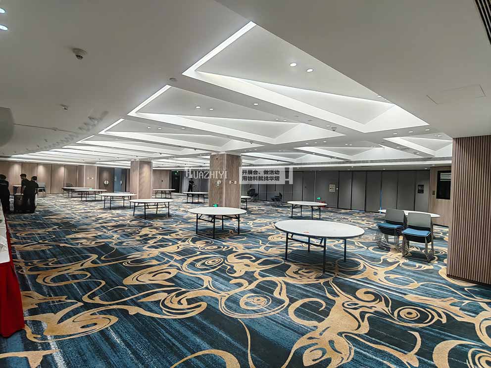 會(huì)展中心貴賓椅大圓桌由華熠桌椅沙發(fā)租賃布置