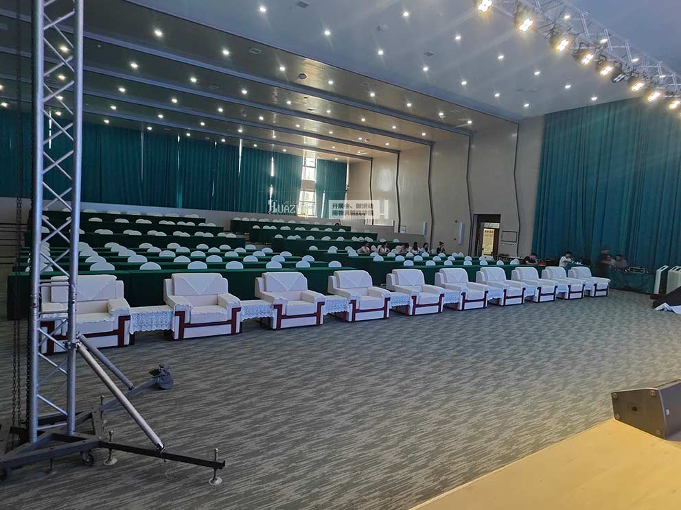 湖北咸寧市中南海沙發(fā)，華熠沙發(fā)租賃進(jìn)行布置