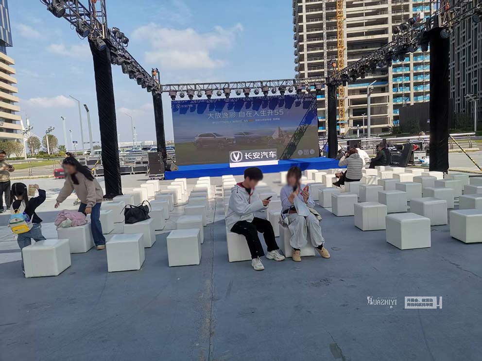 金融島長(zhǎng)安汽車活動(dòng)由華熠桌椅沙發(fā)租賃布場(chǎng)