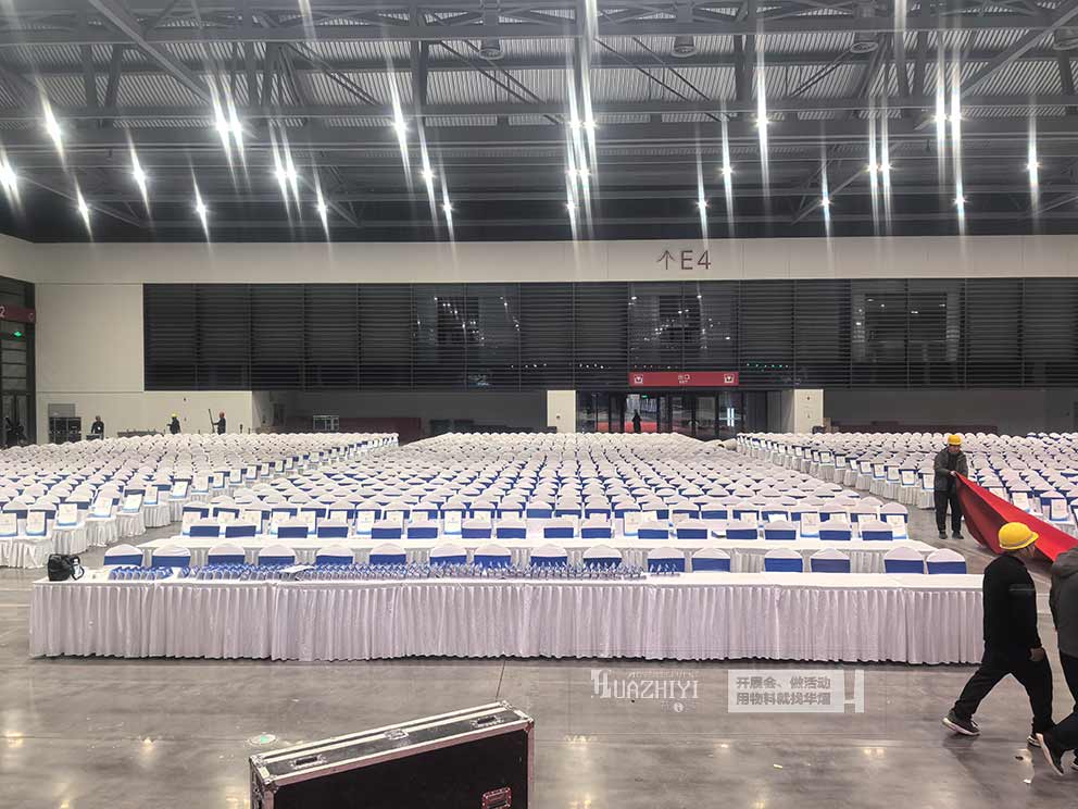 新會展中心2025表彰大會，華熠桌椅租賃進行布場