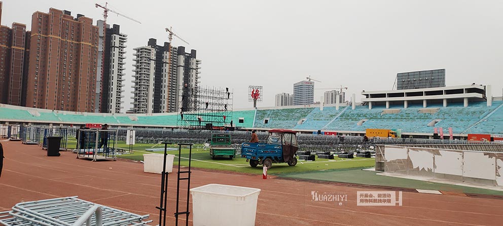 華熠桌椅租賃助力濮陽(yáng)演唱會(huì)8000把折疊椅布場(chǎng)