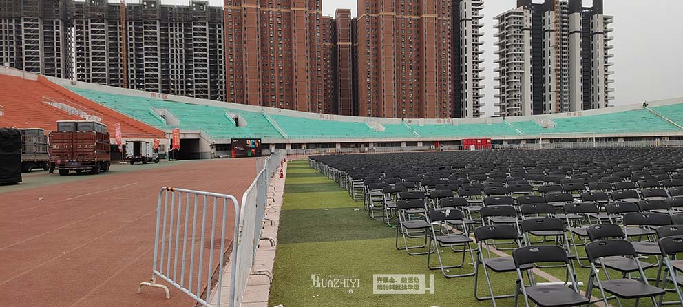 華熠桌椅租賃助力濮陽演唱會(huì)8000把折疊椅布場