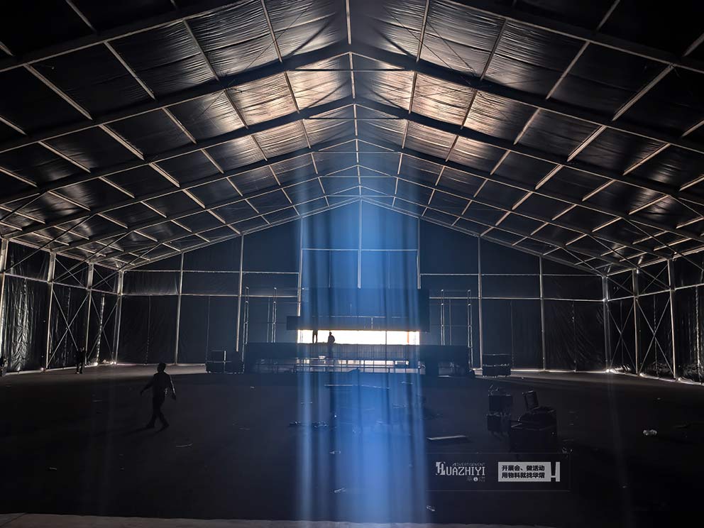 鄭州華熠搭建智能互聯(lián)網(wǎng)測(cè)試基地高8米，跨度40米篷房